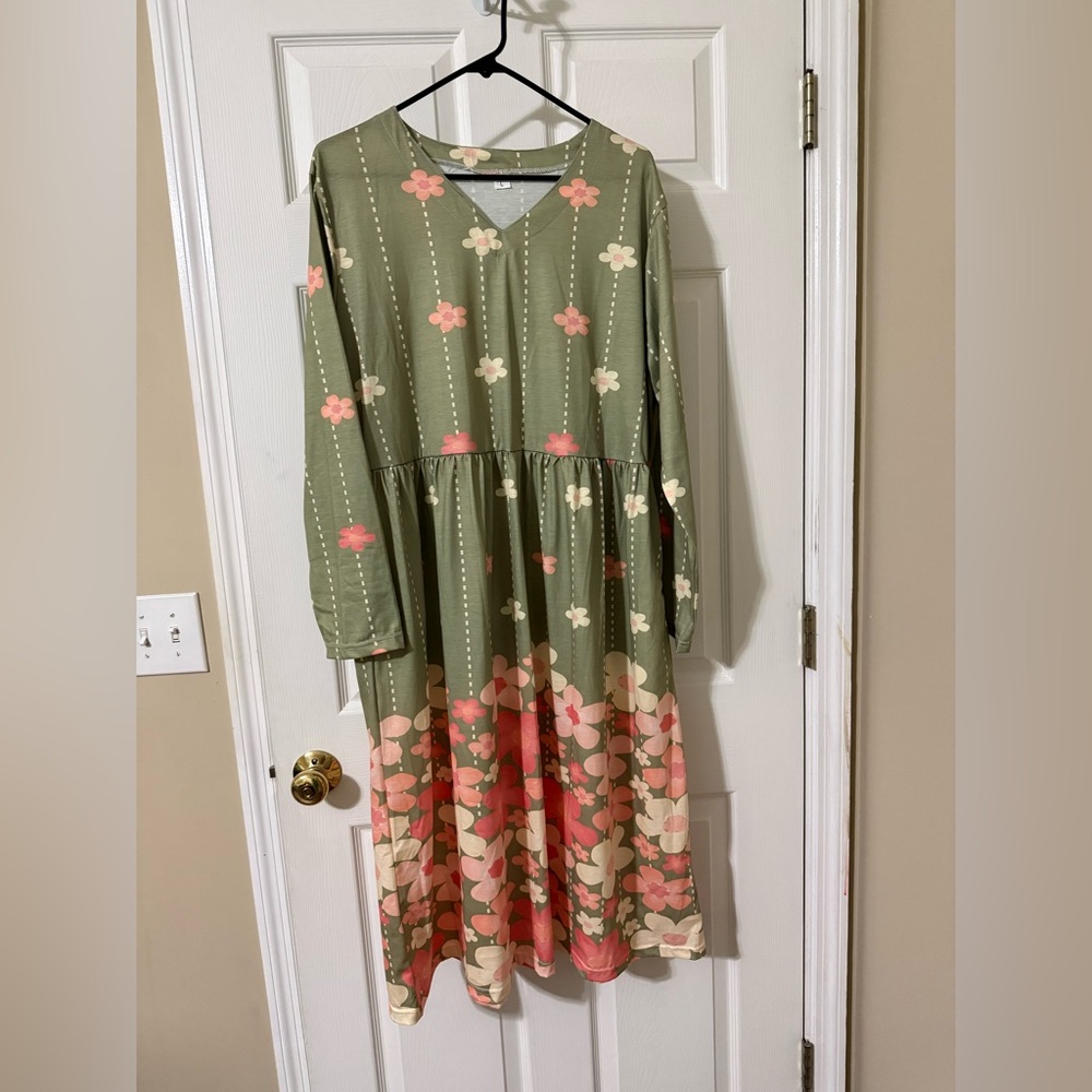 Cute colorful long sleeve dress with pockets. Size large